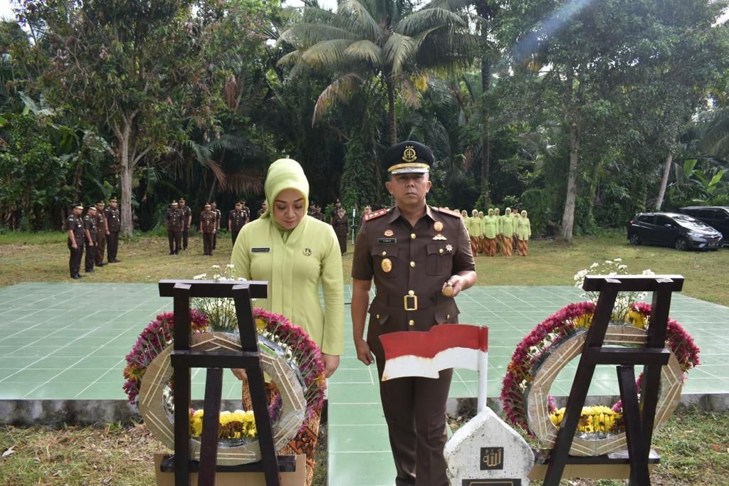 Peringati Hba Ke Kejari Bireuen Ziarah Dan Tabur Bunga Di Makam